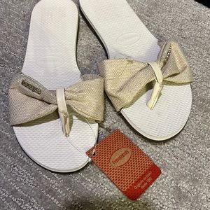 BRAND NEW WITH TAGS Cream HAVAIANA’s size 7-8